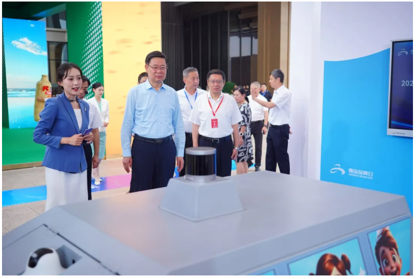 青島市委常委、副市長王波等領導嘉賓參觀文達通AI無人清掃車