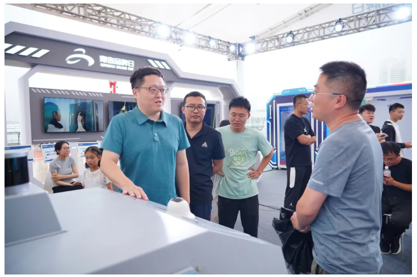 青島市委常委、副市長王波等領導嘉賓參觀文達通AI無人清掃車