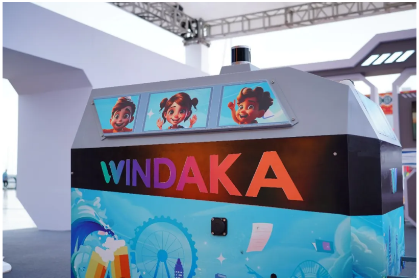 青島市委常委、副市長王波等領導嘉賓參觀文達通AI無人清掃車