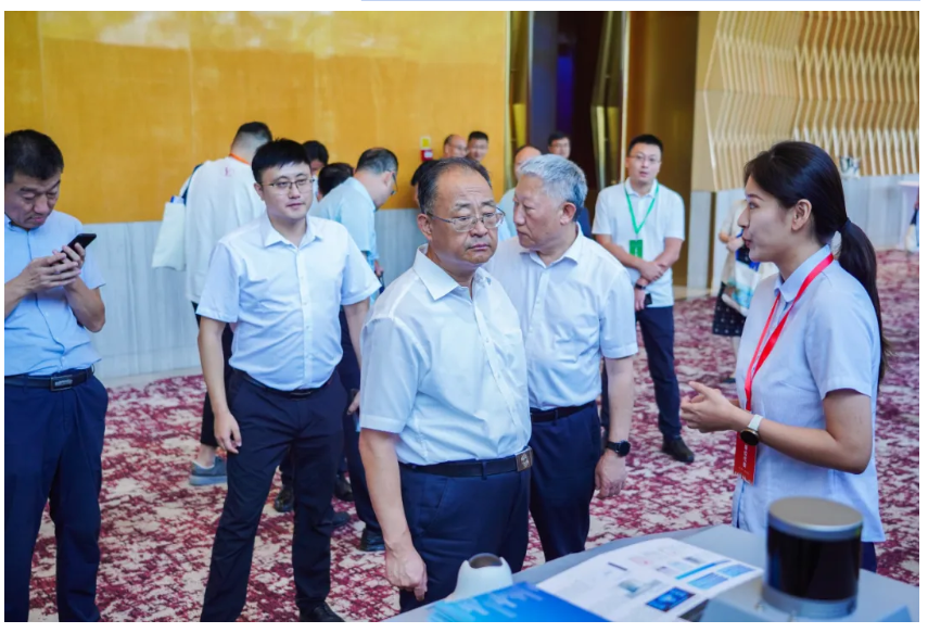 文達通AI無人清掃車亮相第十一屆“百所高校千名博士青島行”活動 文達通AI無人清掃車亮相第十一屆“百所高校千名博士青島行”活動