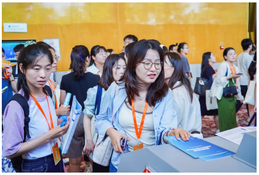 文達通AI無人清掃車亮相第十一屆“百所高校千名博士青島行”活動 文達通AI無人清掃車亮相第十一屆“百所高校千名博士青島行”活動