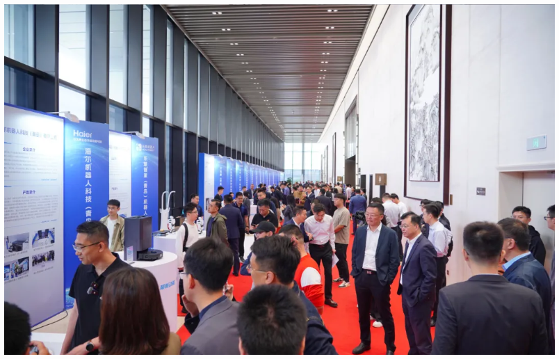 “機”聚新動能 “智”創新未來丨文達通無人清掃機器人亮相2025青島市具身智能機器人生態發展大會 “機”聚新動能 “智”創新未來丨文達通無人清掃機器人亮相2025青島市具身智能機器人生態發展大會