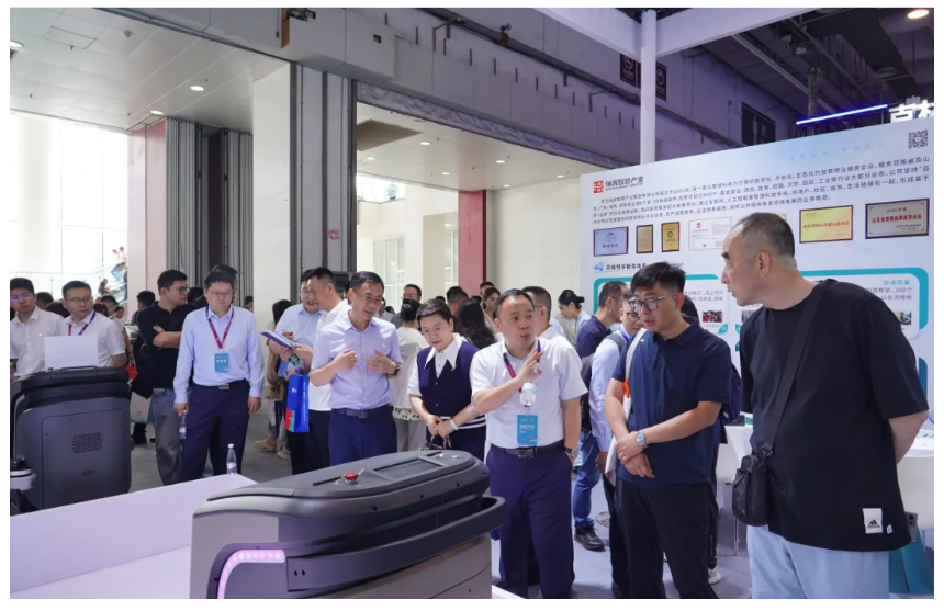 文達通股份攜”數智物業全鏈解決方案”亮相中國物博會,“AI+機器人”定義智慧物業新標桿 文達通股份攜”數智物業全鏈解決方案”亮相中國物博會,“AI+機器人”定義智慧物業新標桿