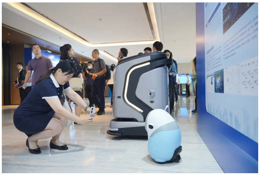 文達通股份攜“問道機器人”系列產品亮相山東省數字住建交流研討會