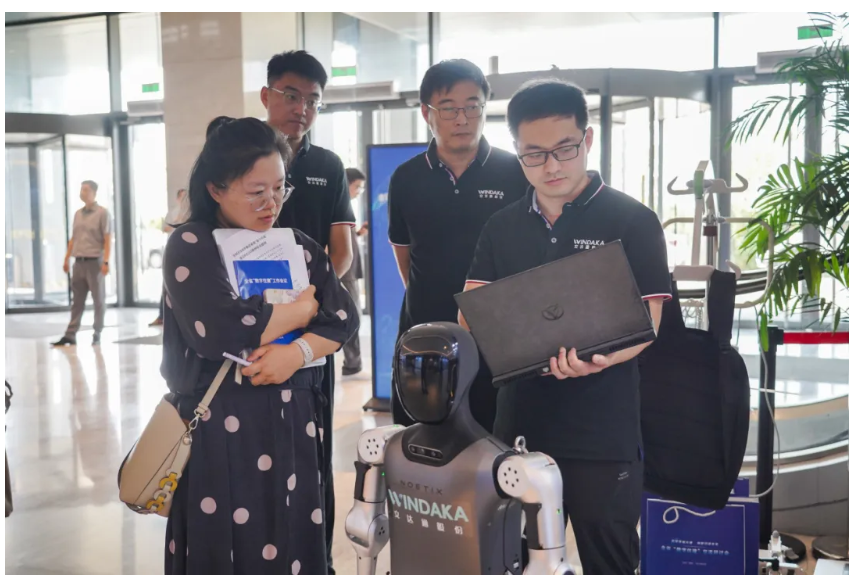 文達通股份攜“問道機器人”系列產品亮相山東省數字住建交流研討會